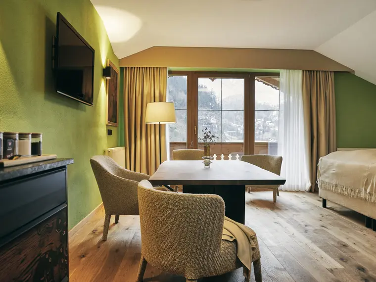 Stilupper Suite | Tisch mit Stühlen | 68 m² | Good Life Hotel Gut Stiluppe
