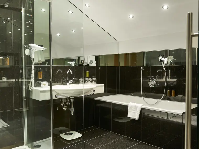 Stilupper Suite | 68 m² | Badezimmer | Badewanne & Dusche | Gut Stiluppe